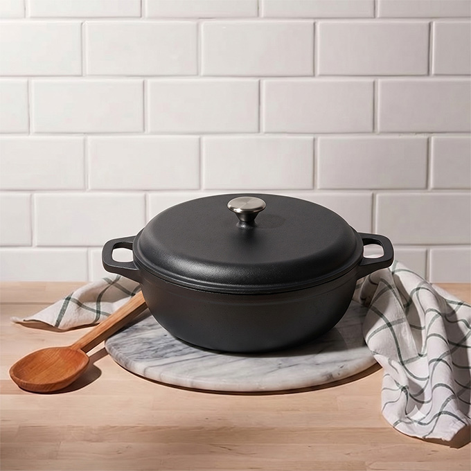 Cocotte en fonte pr&eacute;-assaisonn&eacute;e de 31 cm