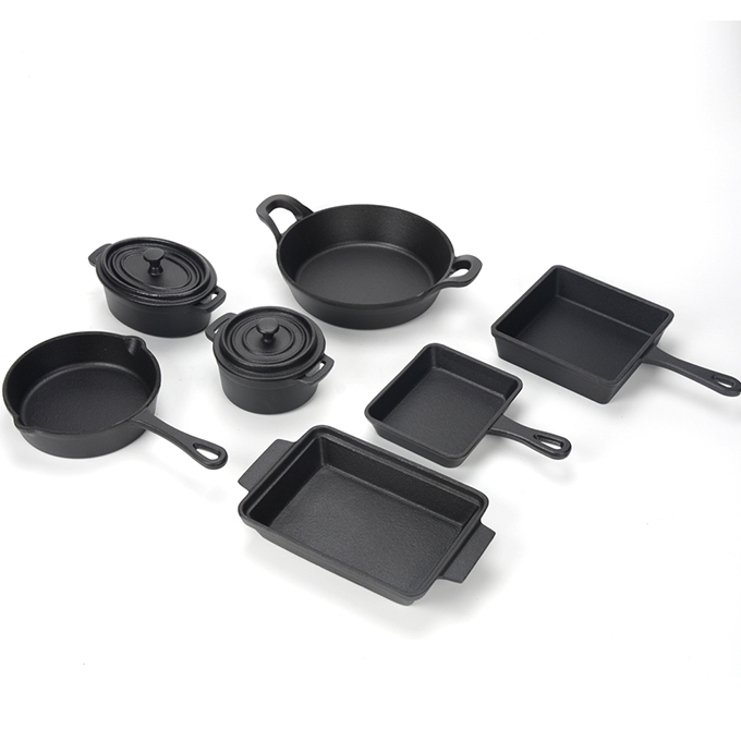 Ensemble de mini assiettes gr&eacute;sillantes en fonte