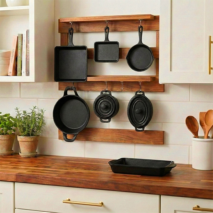 Ensemble de mini assiettes gr&eacute;sillantes en fonte