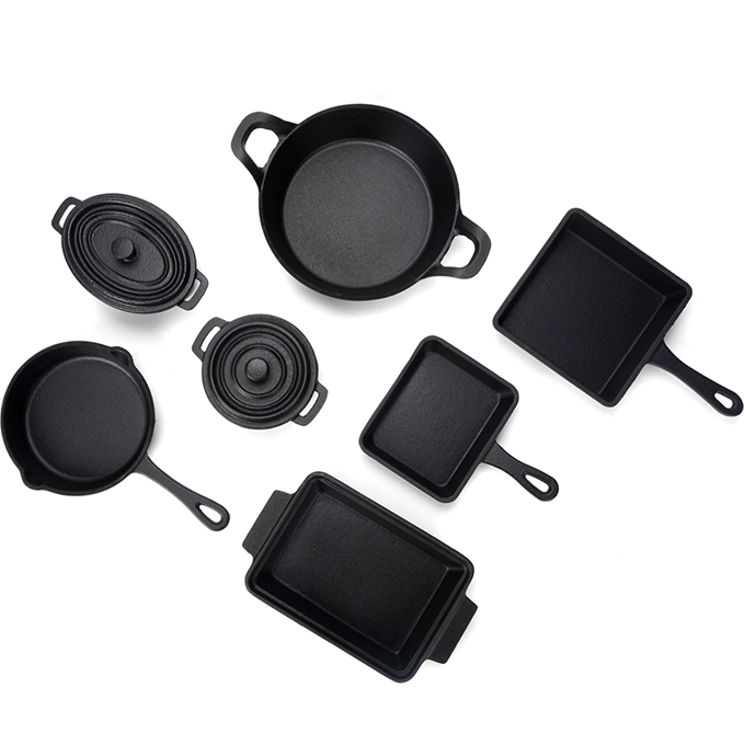 Ensemble de mini assiettes gr&eacute;sillantes en fonte