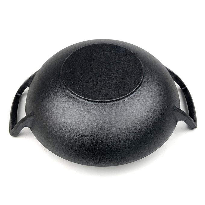 Wok &agrave; double poign&eacute;e en fonte pr&eacute;-assaisonn&eacute;e