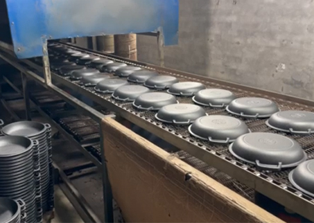 Ligne de production de po&ecirc;les en fonte