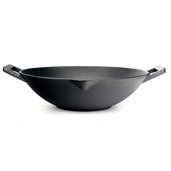 Wok en fonte avec becs verseurs